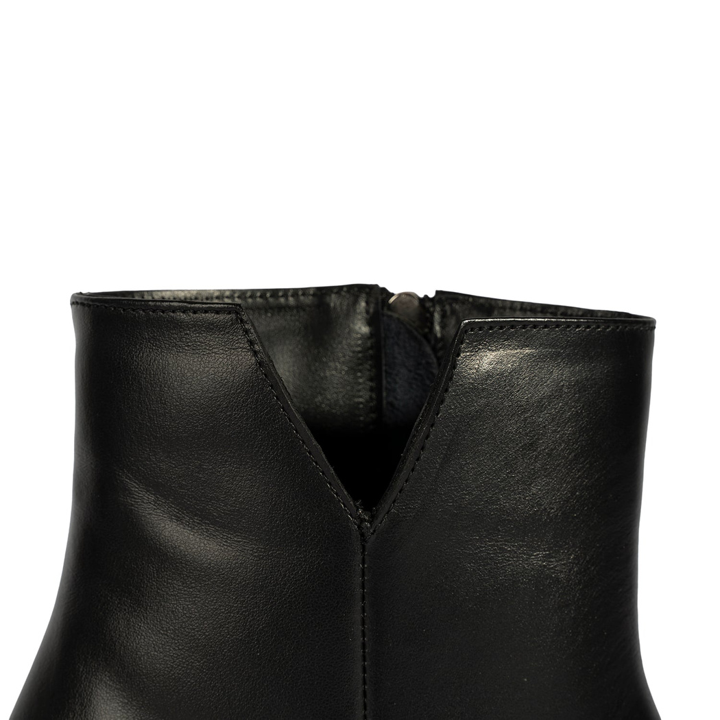 Kadın Siyah İnce Topuklu Sivri Burunlu Deri Bot