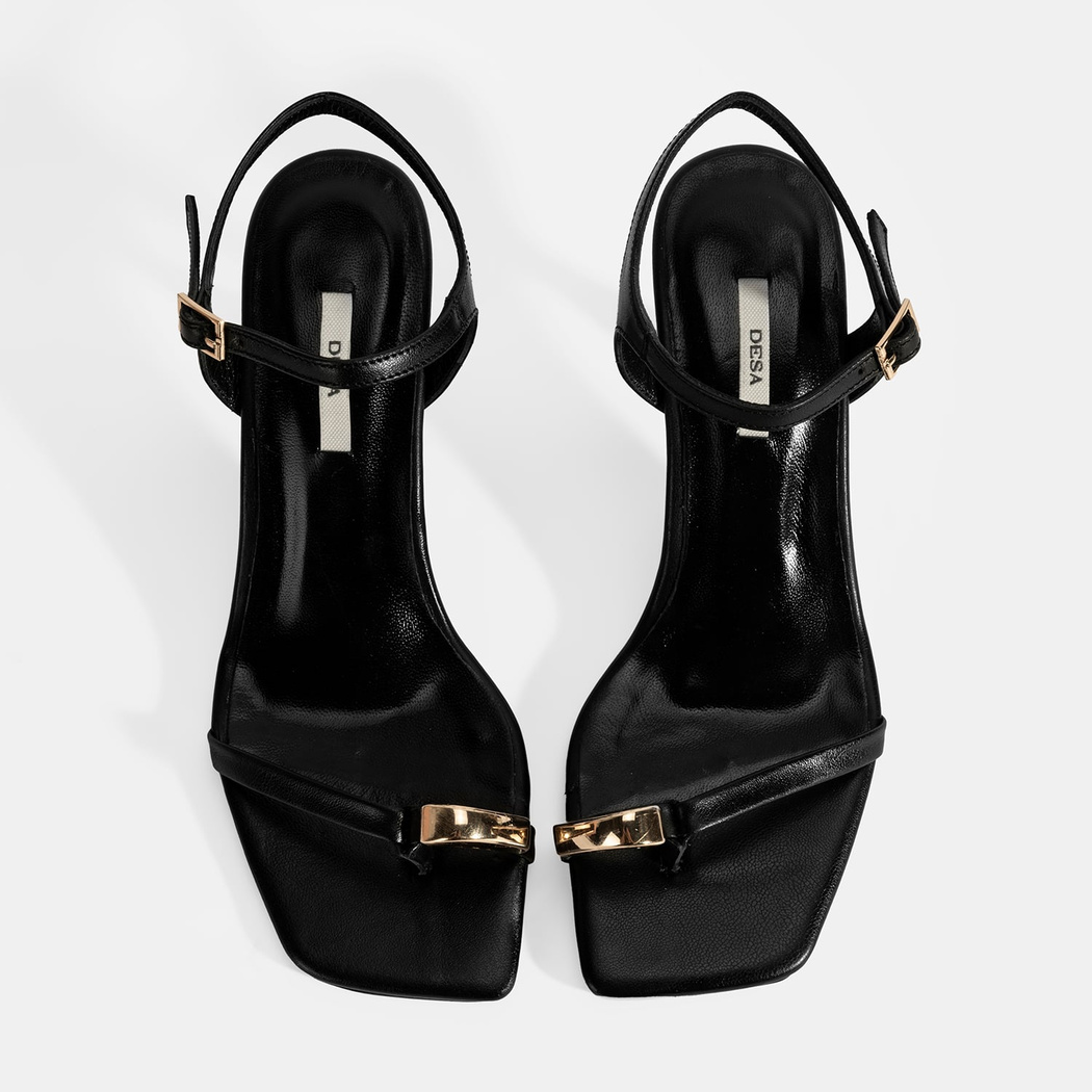 Kadın Siyah Metal Aksesuarlı Parmak Arası Topuklu Ayakkabı