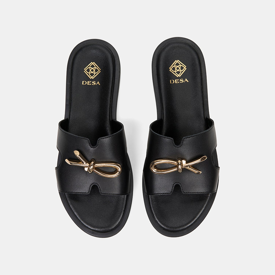 Kadın Siyah Metal Toka Aksesuarlı Deri Terlik