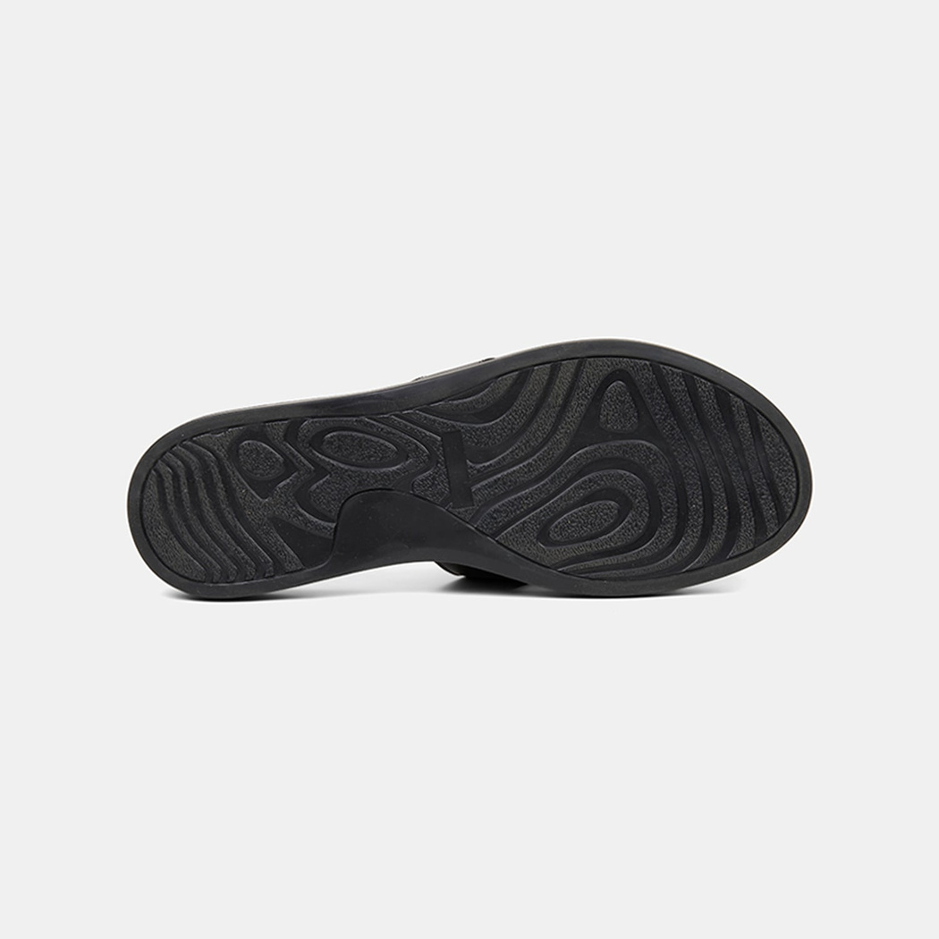 Kadın Siyah Metal Toka Aksesuarlı Deri Terlik