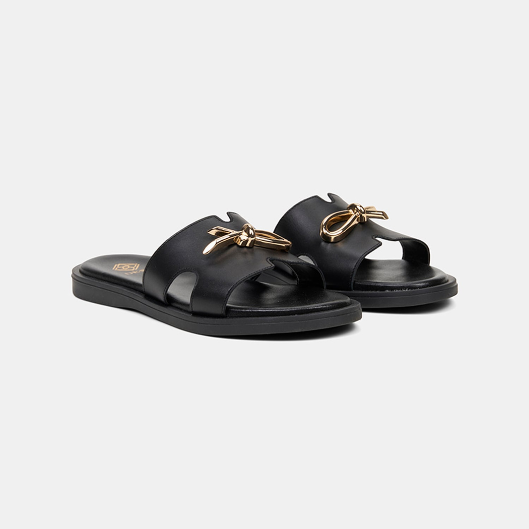 Kadın Siyah Metal Toka Aksesuarlı Deri Terlik