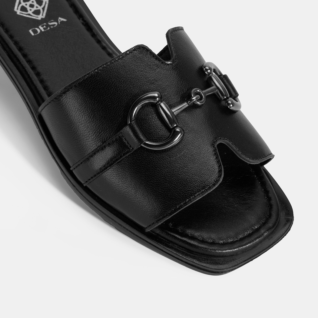 Kadın Siyah Metal Toka Aksesuarlı Deri Terlik