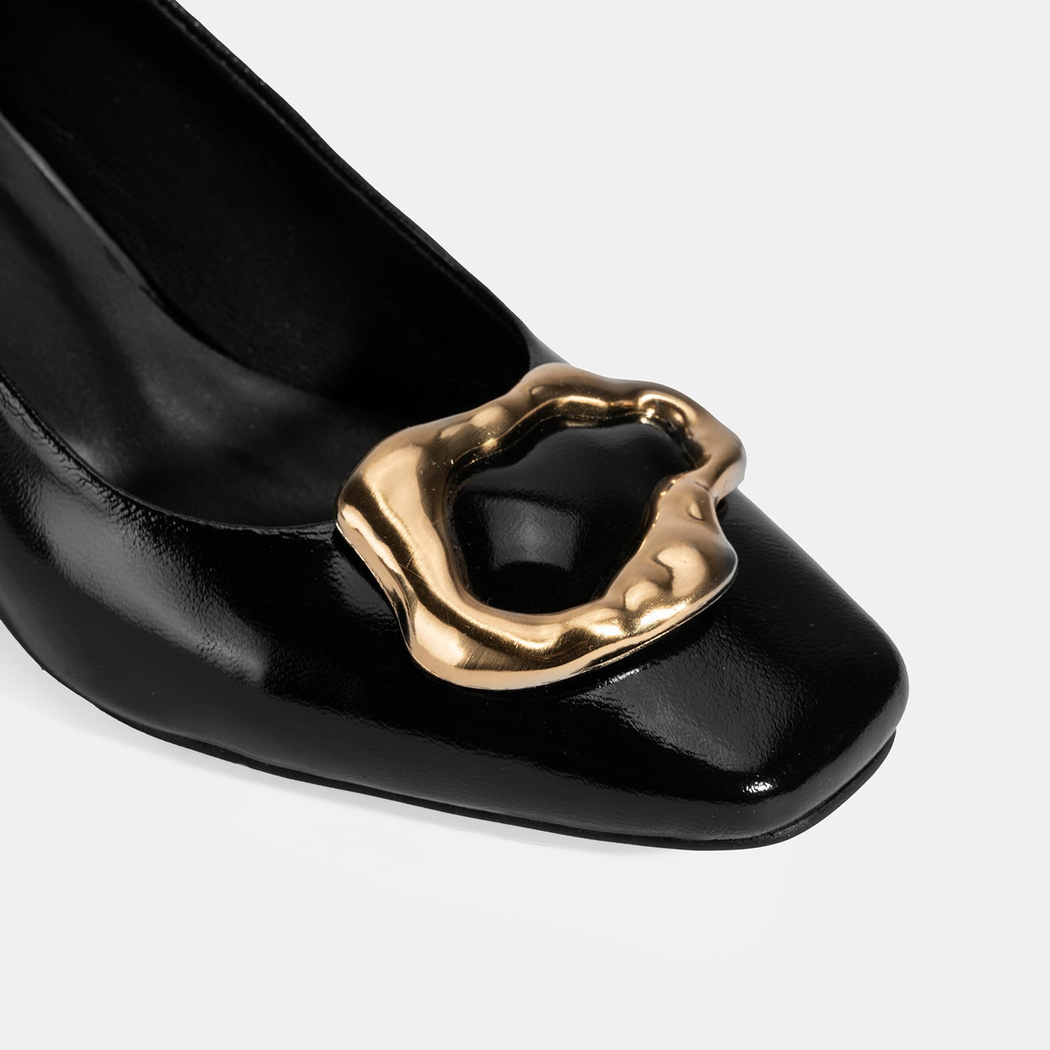 Kadın Siyah Metal Toka Aksesuarlı Rugan Topuklu Ayakkabı