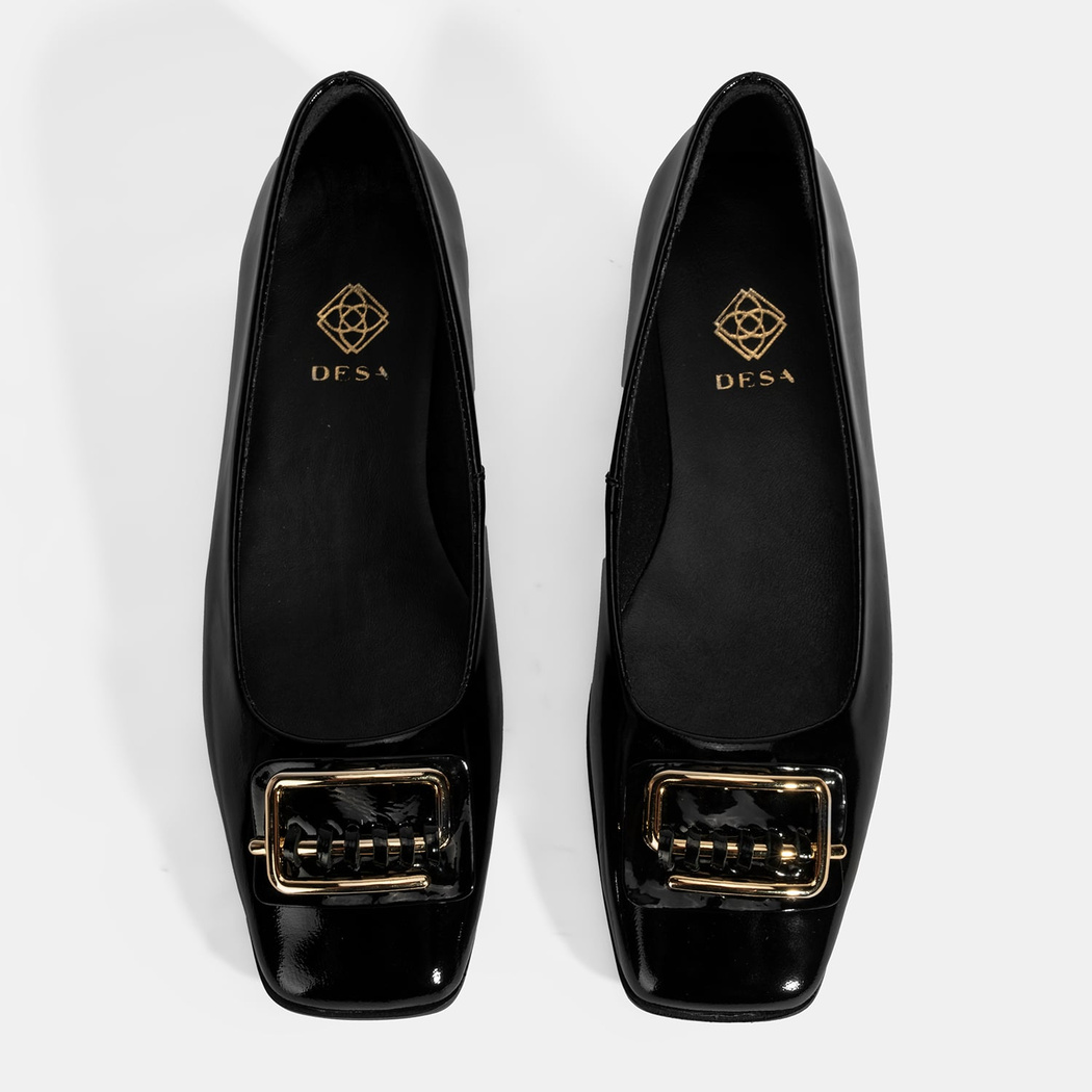 Kadın Siyah Metal Toka Aksesuarlı Rugan Babet