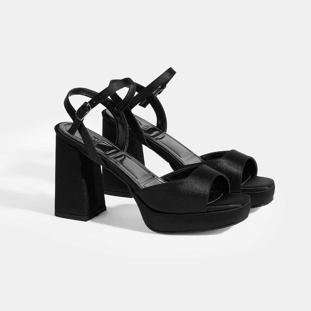 Kadın Siyah Toka Detaylı Topuklu Sandalet