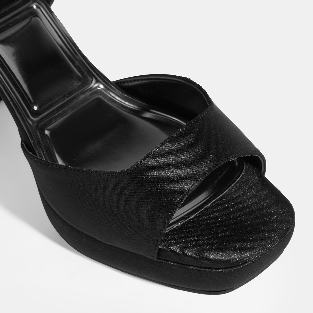 Kadın Siyah Toka Detaylı Topuklu Sandalet