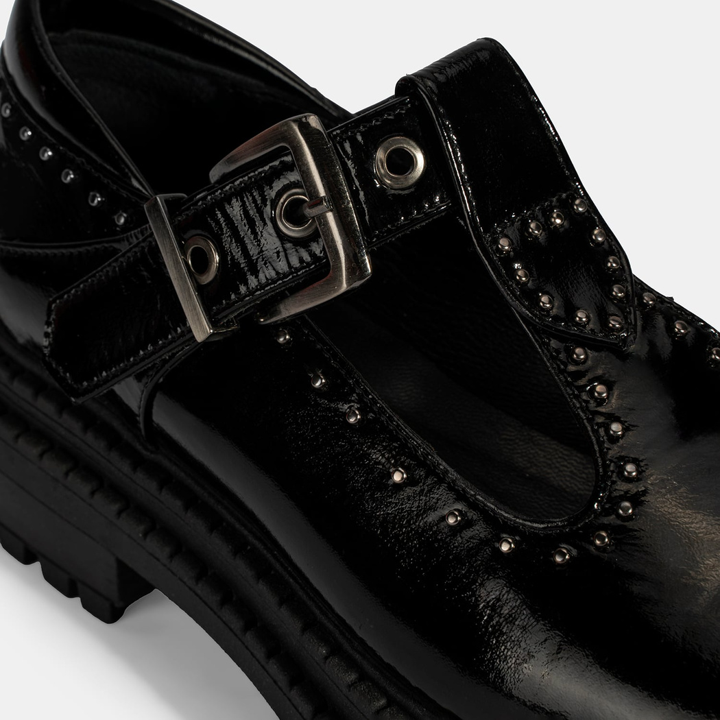 Kadın Siyah Zımba Detaylı T-Bant Rugan Ayakkabı