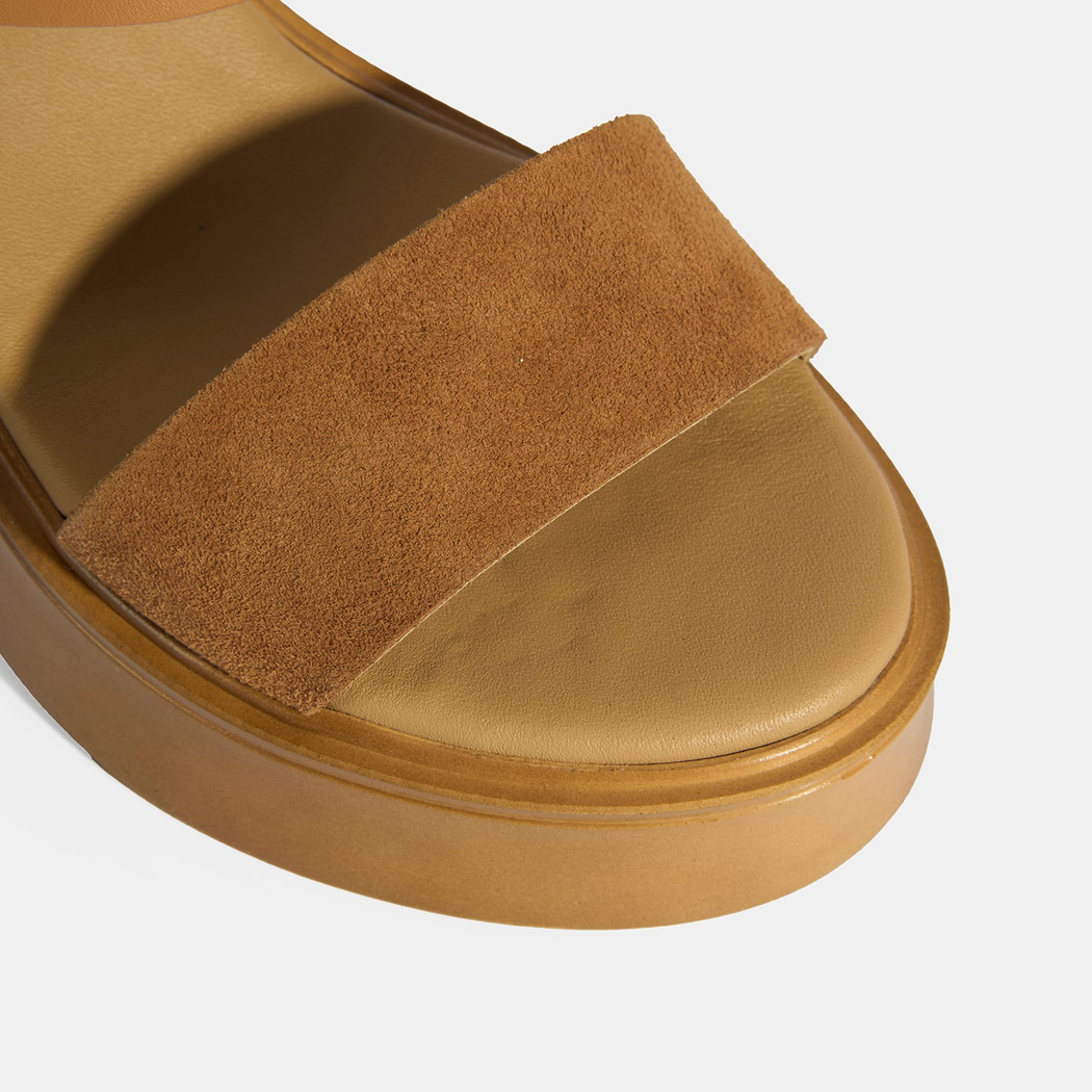 Kadın Taba Ayarlanabilir Tokalı Deri Detaylı Dolgu Topuklu Süet Sandalet