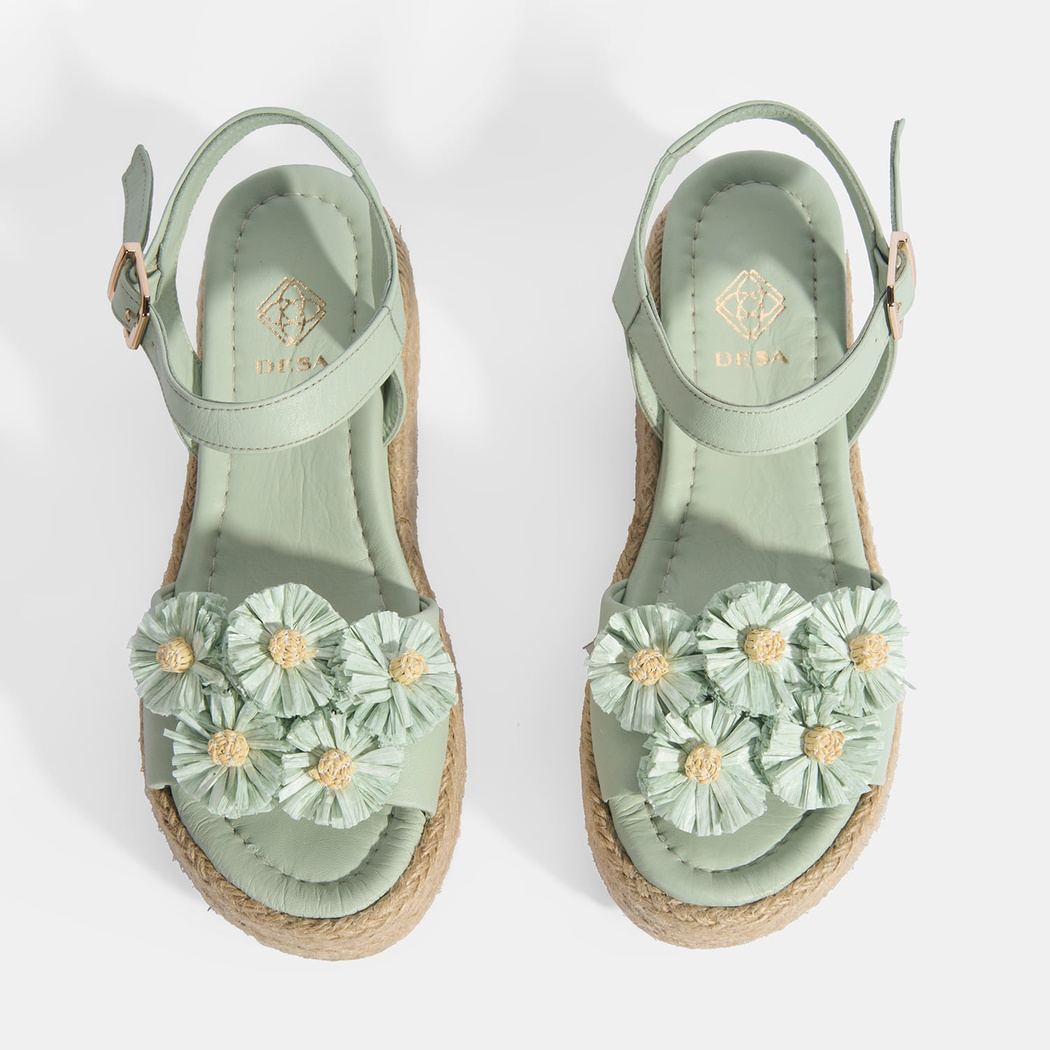 Kadın Yeşil Çiçek Aksesuarlı Ayarlanabilir Tokalı Deri Sandalet