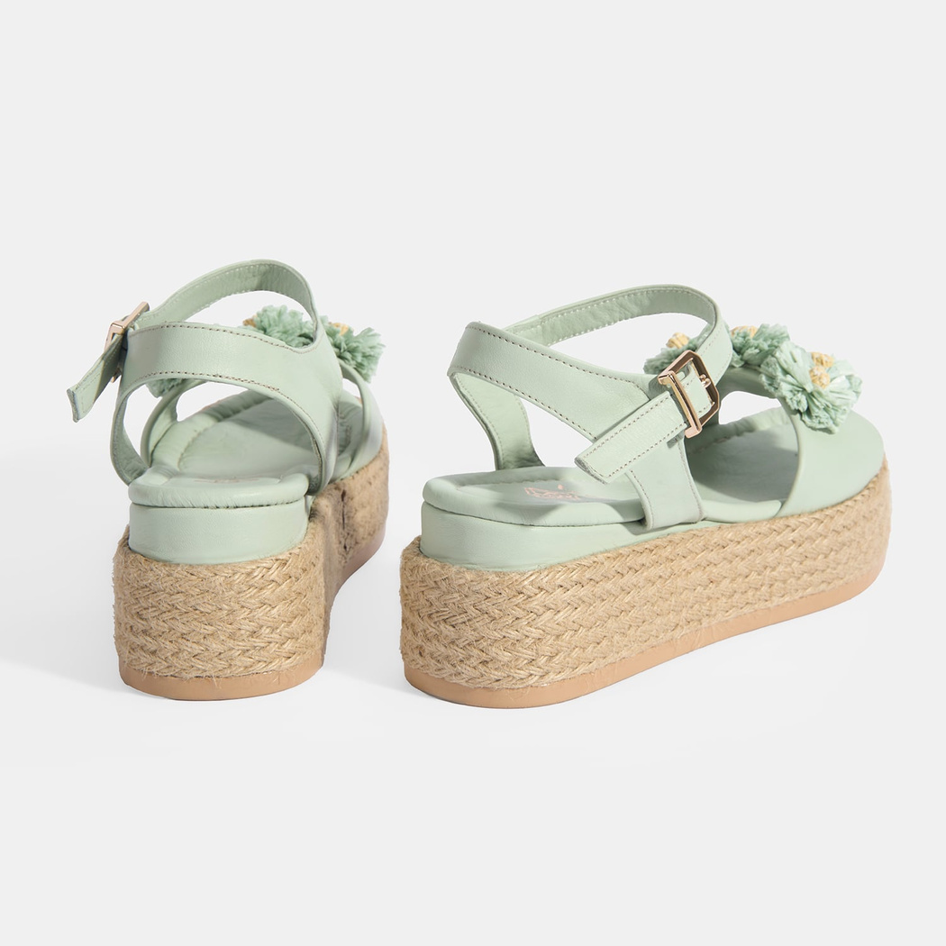 Kadın Yeşil Çiçek Aksesuarlı Ayarlanabilir Tokalı Deri Sandalet