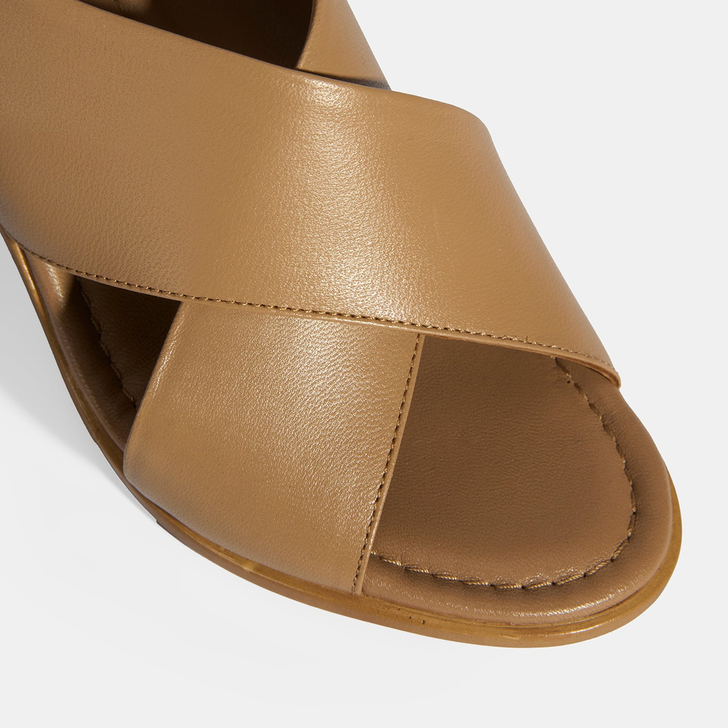 Kahve Kadın Toka Detaylı Deri Sandalet