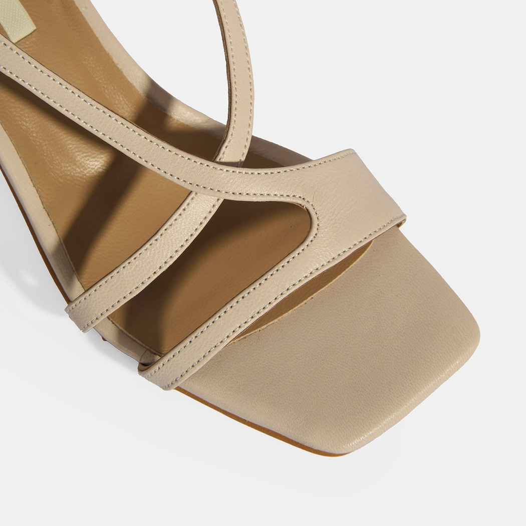 Krem Kadın Toka Aksesuarlı Deri Topuklu Sandalet