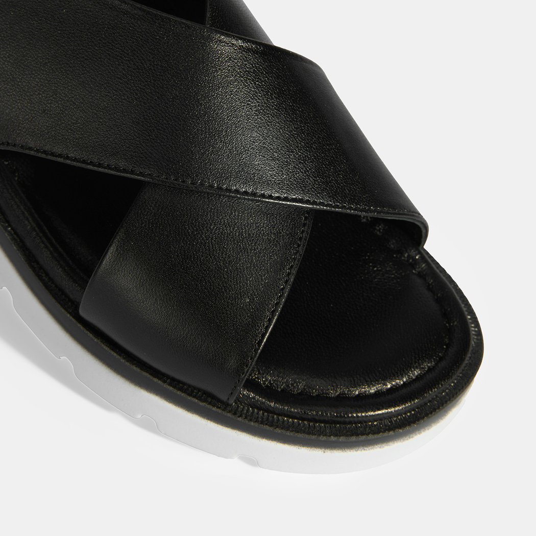 Siyah Kadın Lastik Bantlı Deri Sandalet