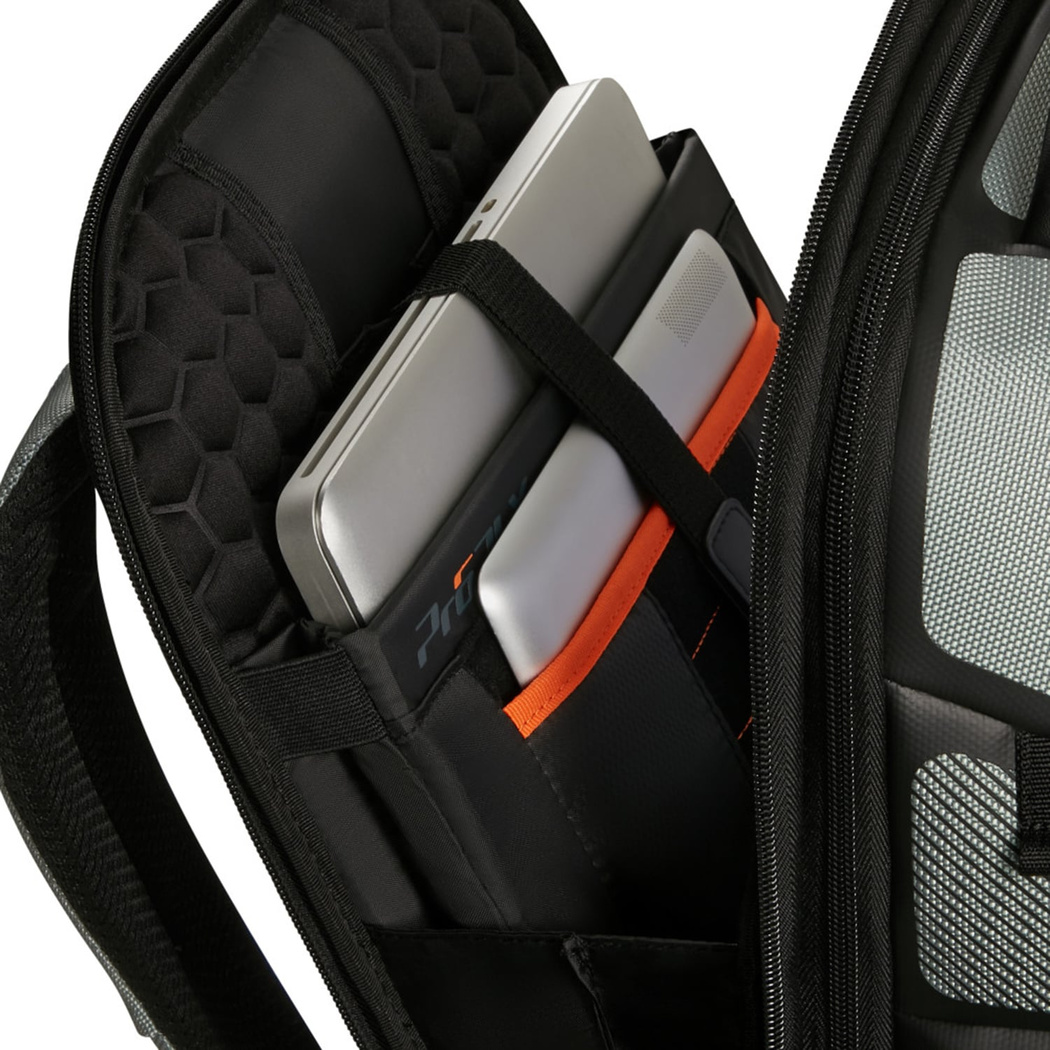 SKM2-026 PRO-DLX 6-BACKPACK 15.6 3V EXP