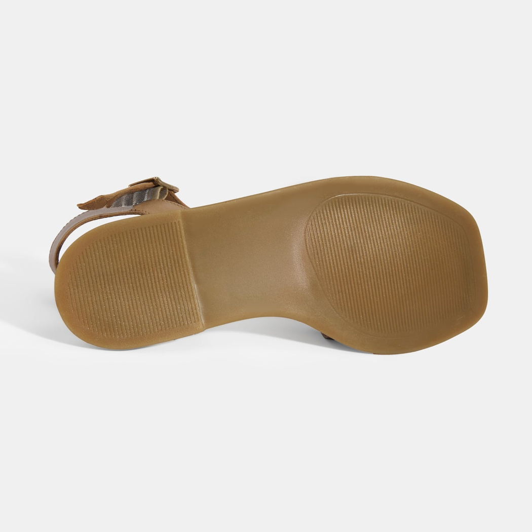 Taba Kadın Metal Aksesuarlı Ayarlanabilir Tokalı Deri Sandalet 