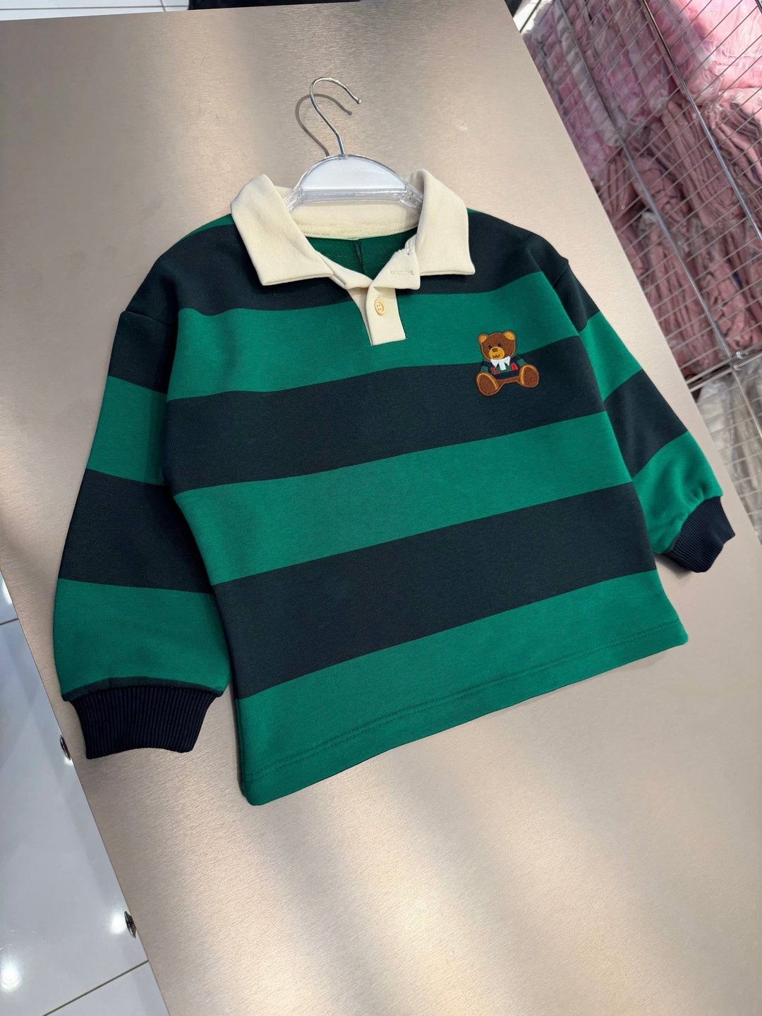 Ayıcık Nakışlı Yeşil Lacivert Çizgili Polo Yaka Sweatshirt – görsel 2
