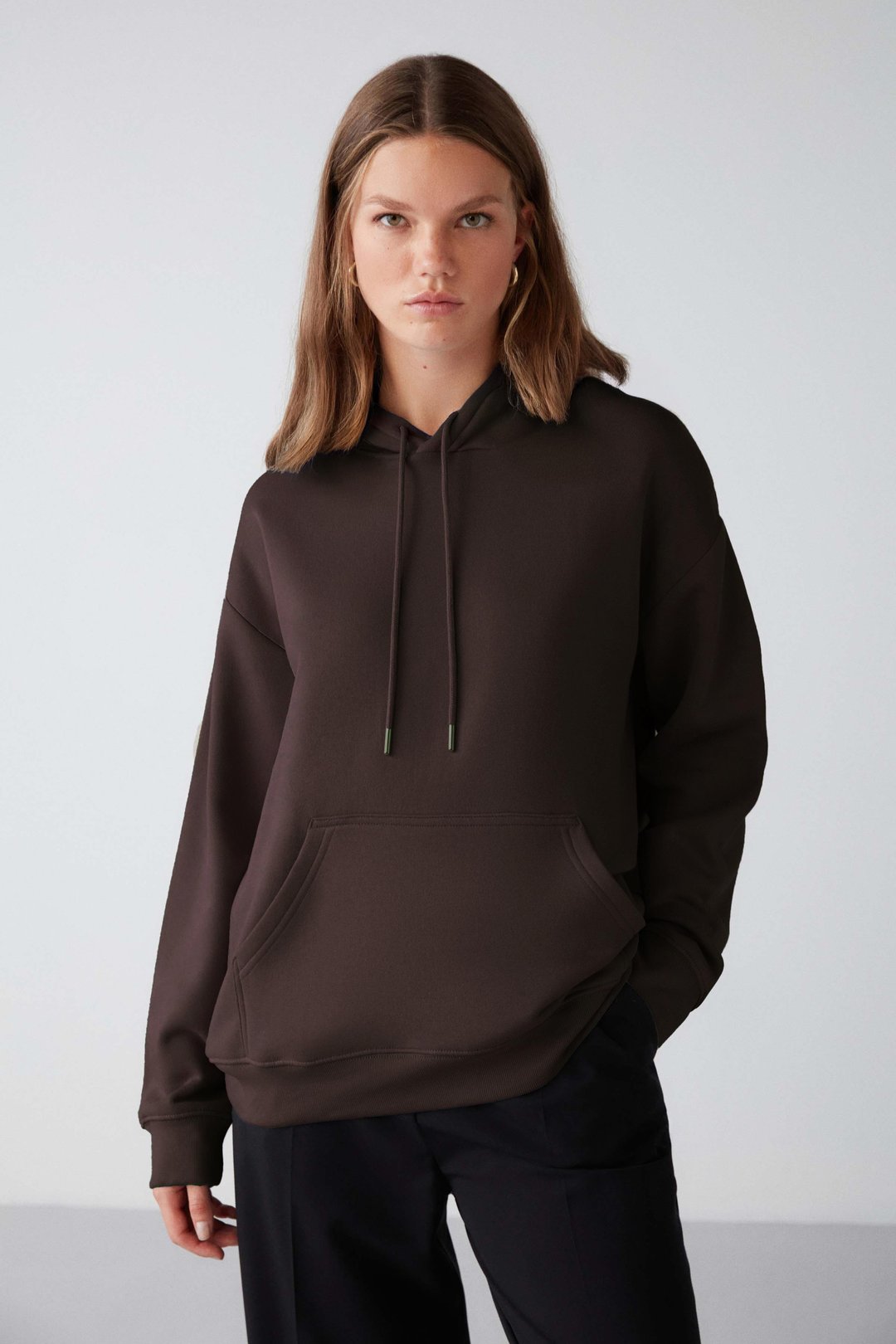 Adel Kadın Organik Pamuklu Içi Polarlı Yumuşacık Relaxed  Kanguru Cepli Kapüşonlu Kahverengi Sweatshirt