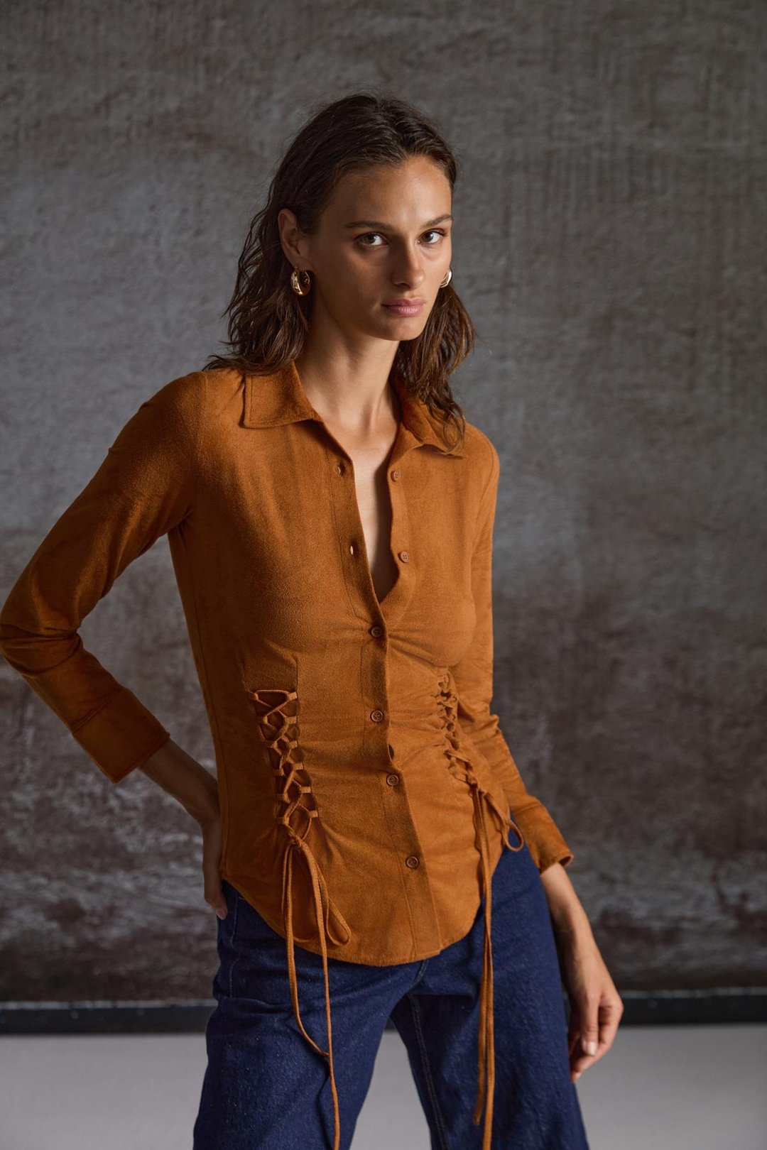 BOGOTAN Kadın Slim Fit Vücudu Saran Süet Belden Bağlamalı İpli Kahverengi Gömlek