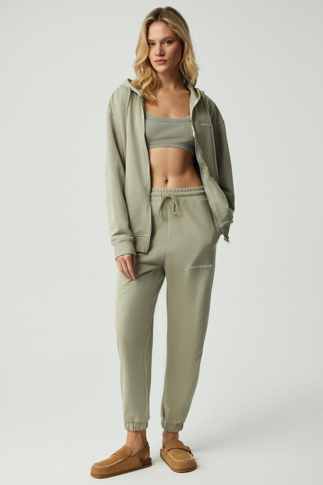 CARROLINE Kadın Nakış İşlemeli Relaxed Dar Paça Organik Pamuk Gri Eşofman Altı