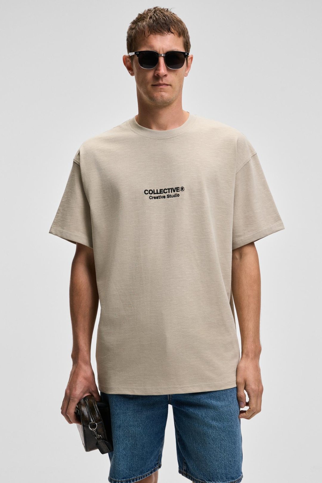 COLLECTIVE Erkek Ön Nakış Arka Baskı Detaylı %100 Organik Pamuk Oversize Kısa Kol Taş Rengi T-Shirt