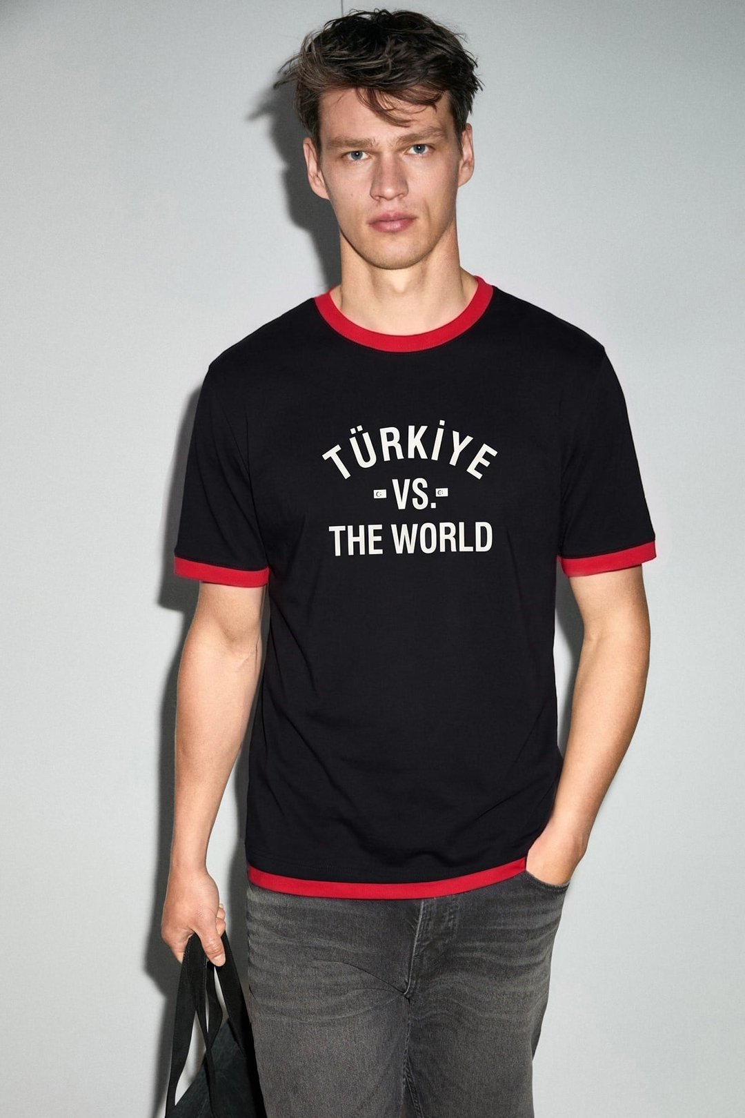 EMPA Erkek %100 Organik Pamuklu Kontrast Yakalı Dünya Kupasına Özel Baskılı Siyah T-Shirt