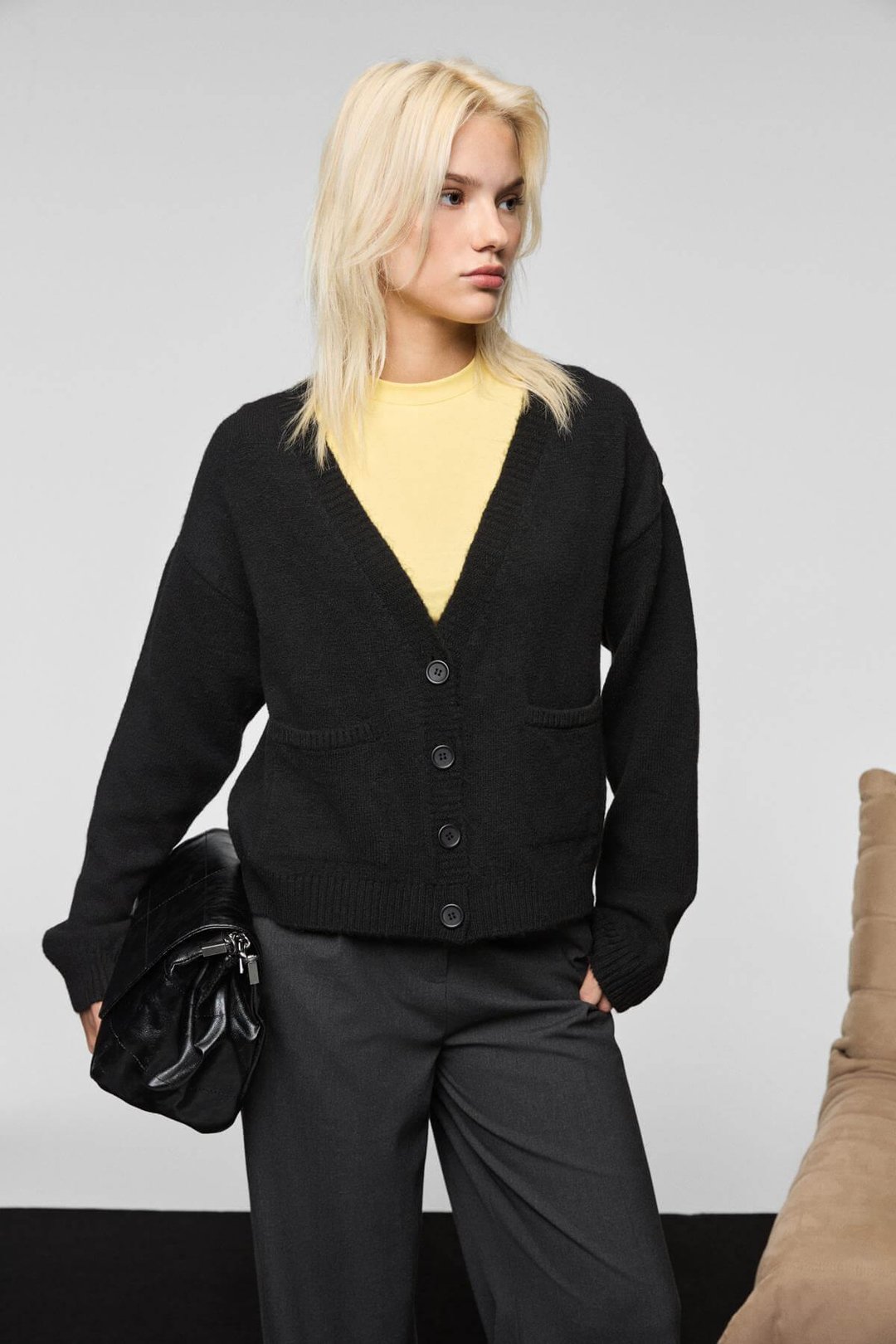 ESENCIA Kadın V Yaka Uzun Kollu Düğmeli Cepli Yumuşak Dokulu Regular Triko Siyah Kazak