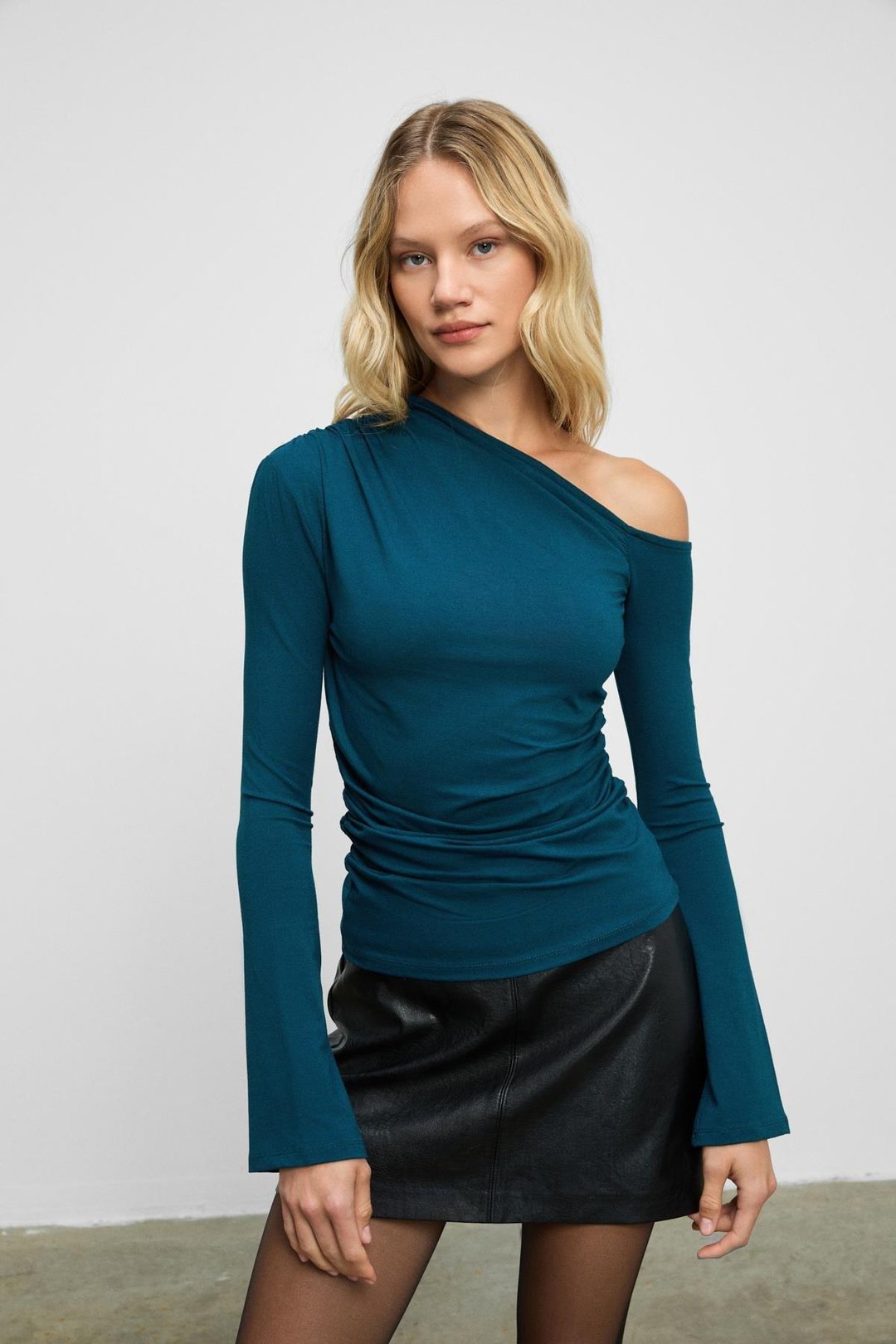 FAURIVA Kadın Asimetrik Yakalı Tek Omuzu Açık Büzgü Detaylı Esnek Kumaşlı Petrol Mavisi Bluz