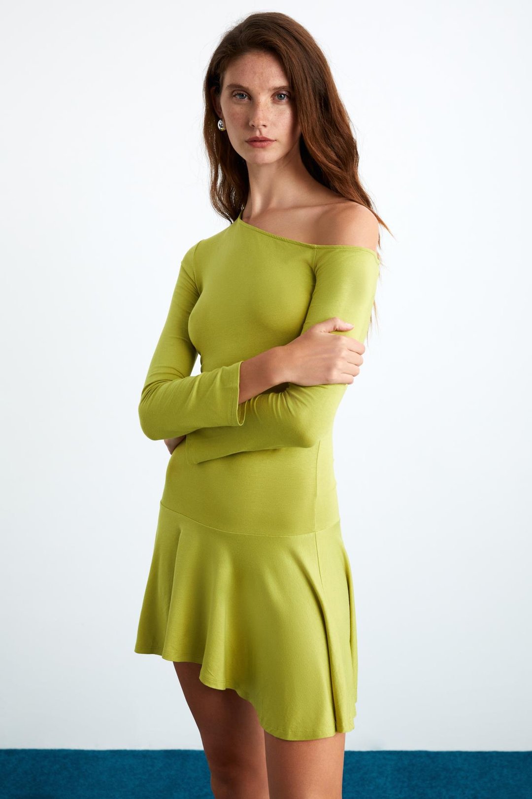 GLENIS Kadın Viskon Likralı Kayık Yaka Vücüda oturan Eteği Kloş ve Asimetrik Yeşil Elbise