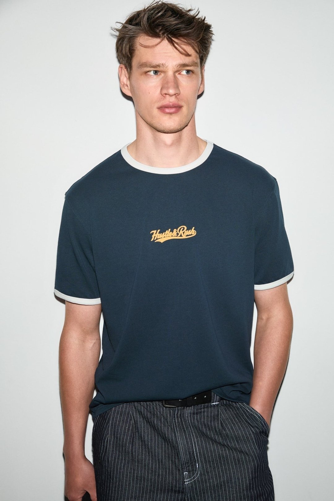 GOLONDRO Erkek %100 Organik Pamuklu Kontrast Biyeli Baskı Detaylı Regular Fit Lacivert T-Shirt