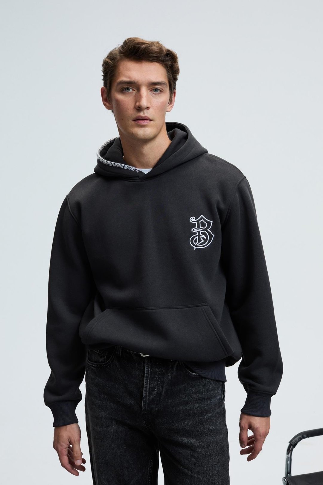 GROVER Erkek Kapüşonlu Süs Dikiş Detaylı Göğsü Nakışlı Kanguru Cepli Antrasit Sweatshirt