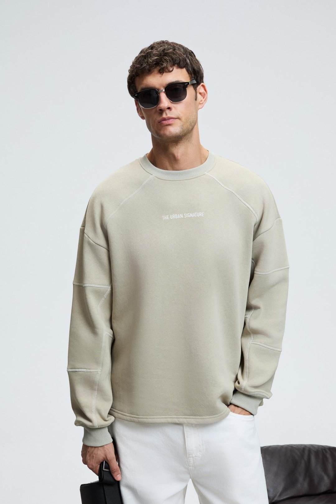 HAL Erkek Yuvarlak Yaka Önünde Ve Kollarında Süs Dikiş Detaylı Baskılı Regular Fit Taş Rengi Sweatshirt