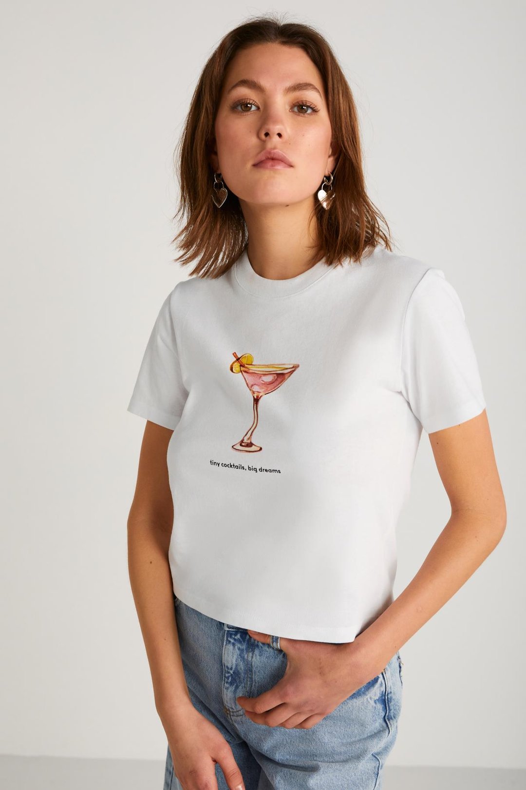 IVONNE Kadın Cocktail Baskı Desenli Kısa Kollu Organik Pamuklu Bisiklet Yaka Crop Beyaz T-Shirt