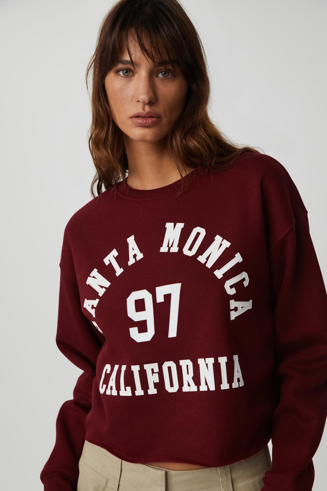 JAELYN Kadın Uzun Kollu Yuvarlak Yaka Önü Baskılı Düşük Omuz Kısa Bordo Sweatshirt