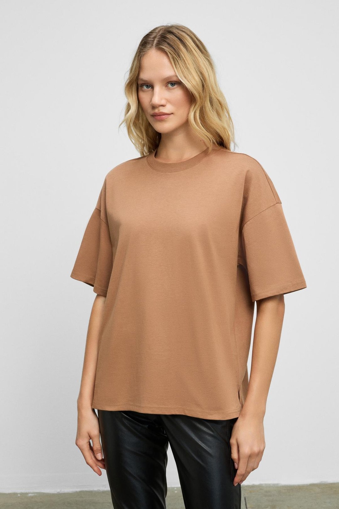 Jemmy Kadın %100 Organik Pamuk Relaxed Fit Yırtmaçlı Yuvarlak Yakalı Vizon T-Shirt
