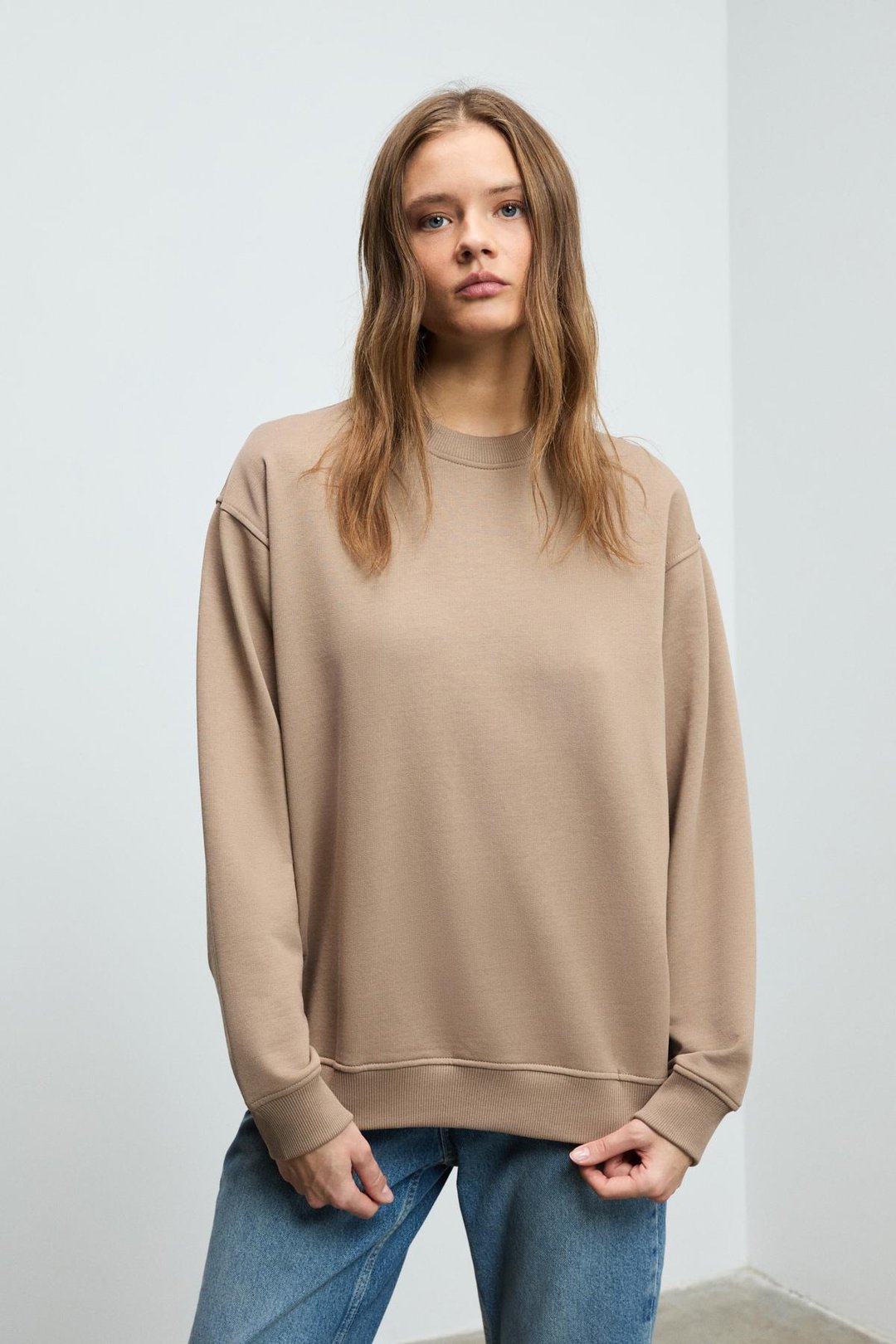 KARIUS Kadın Organik Pamuklu İçi Polarsız Oversize Yuvarlak Yakalı Açık Kahverengi Sweatshirt