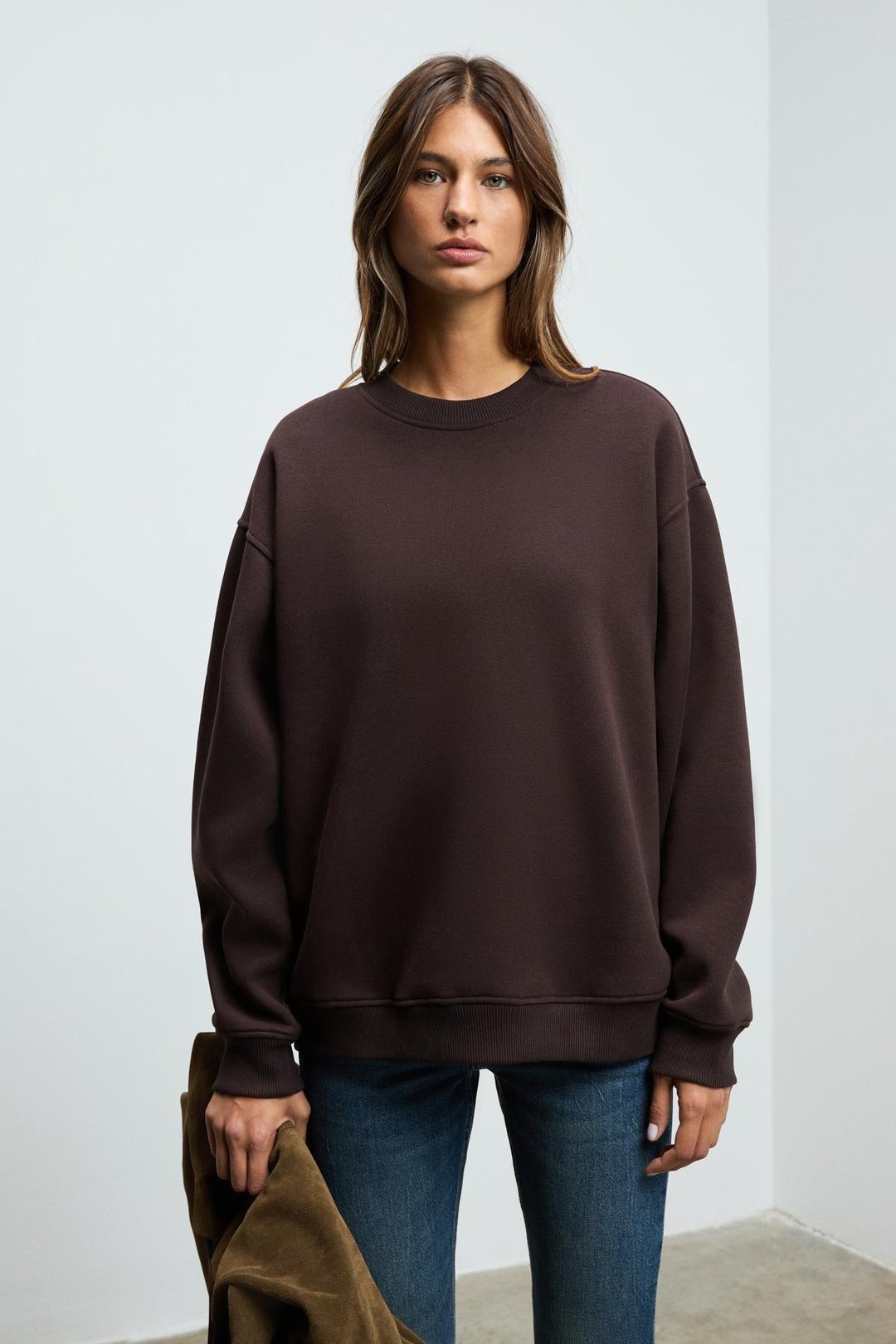 KARIUS Kadın Organik Pamuklu İçi Polarsız Oversize Yuvarlak Yakalı Koyu Kahverengi Sweatshirt