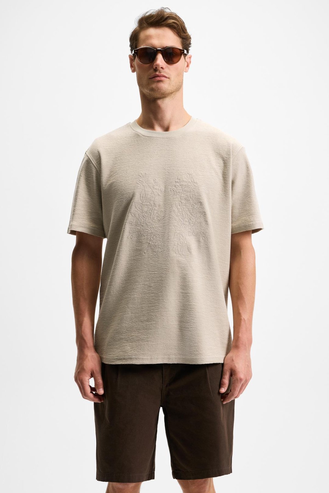 NELIDO Erkek Nakış Detaylı %100 Organik Pamuk Bisiklet Yaka Kısa Kollu Regular Fit Taş Rengi T-Shirt