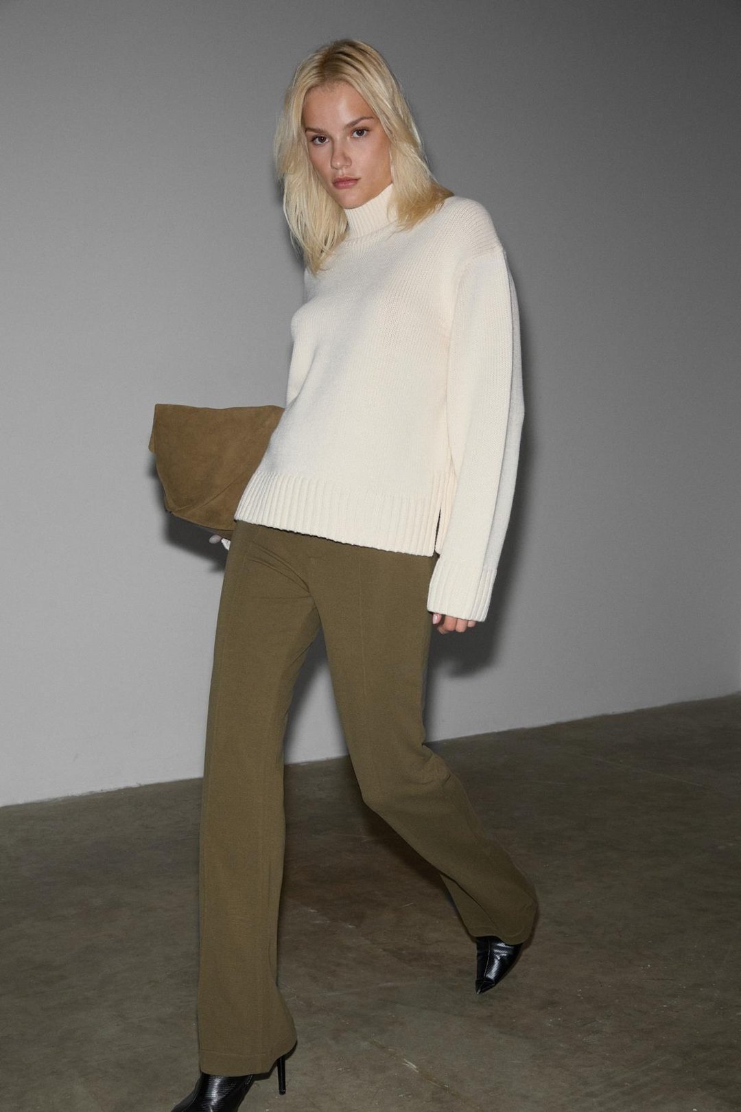 NIRISELLE Kadın Esnek Kumaşlı Vücuda Oturan Beli Lastikli Regular Haki Pantolon