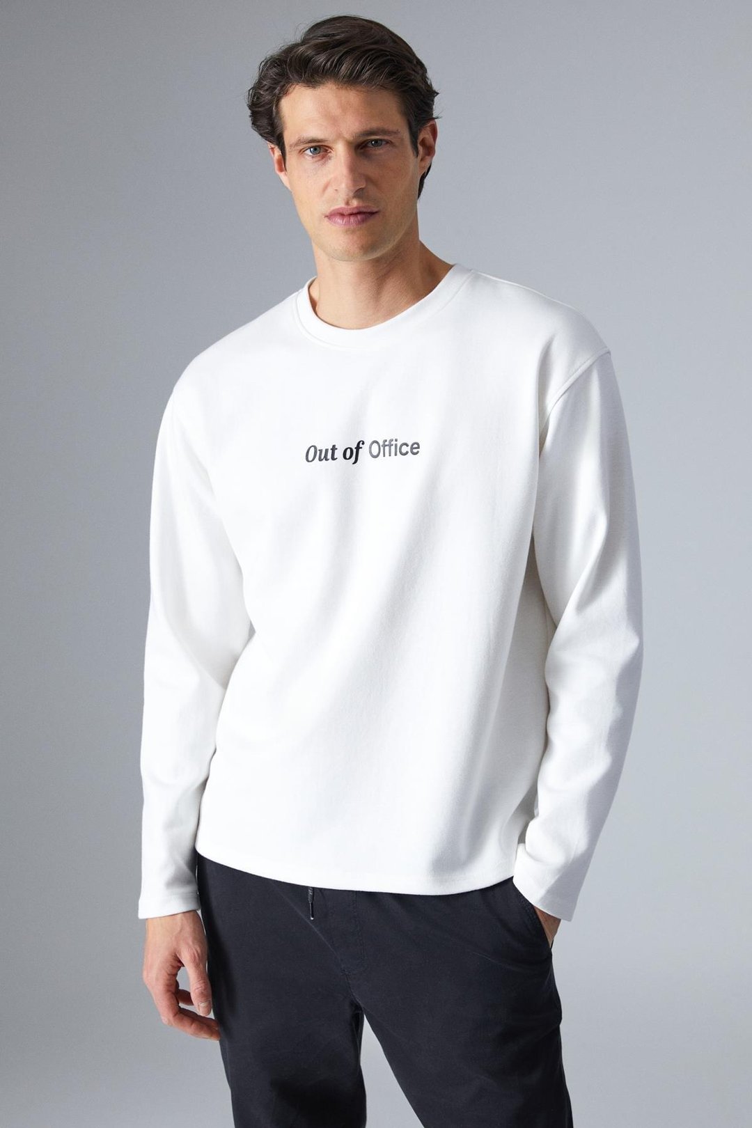 OUTOFFICE Erkek Baksı Detaylı Comfort Fit Bisiklet Yakalı Ekru Sweatshirt