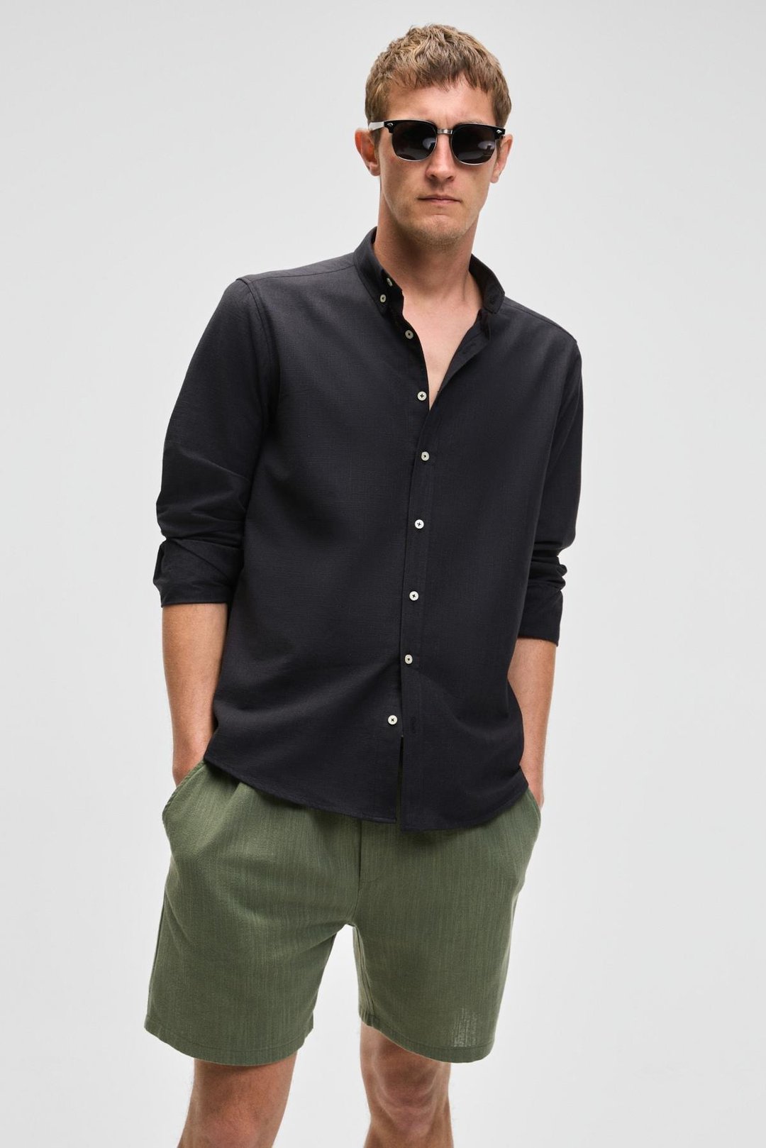PERTTU Erkek %100 Pamuk Slim Fit Dar Kesim Düğmeli Yaka Keten Görünümlü Flamlı Siyah Gömlek