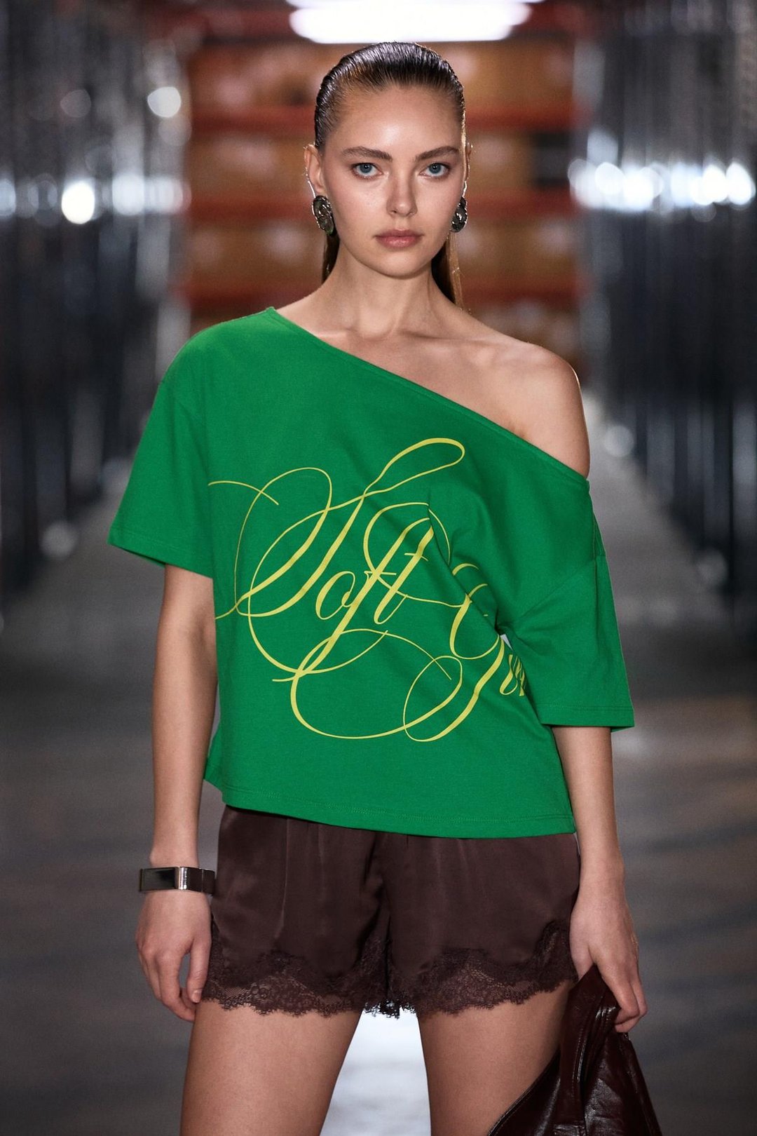 QALY Kadın Kayık Yaka Tek Omuz Kısa Kol Ön Ve Arka Baskı Detaylı Relaxed Yeşil T-Shirt