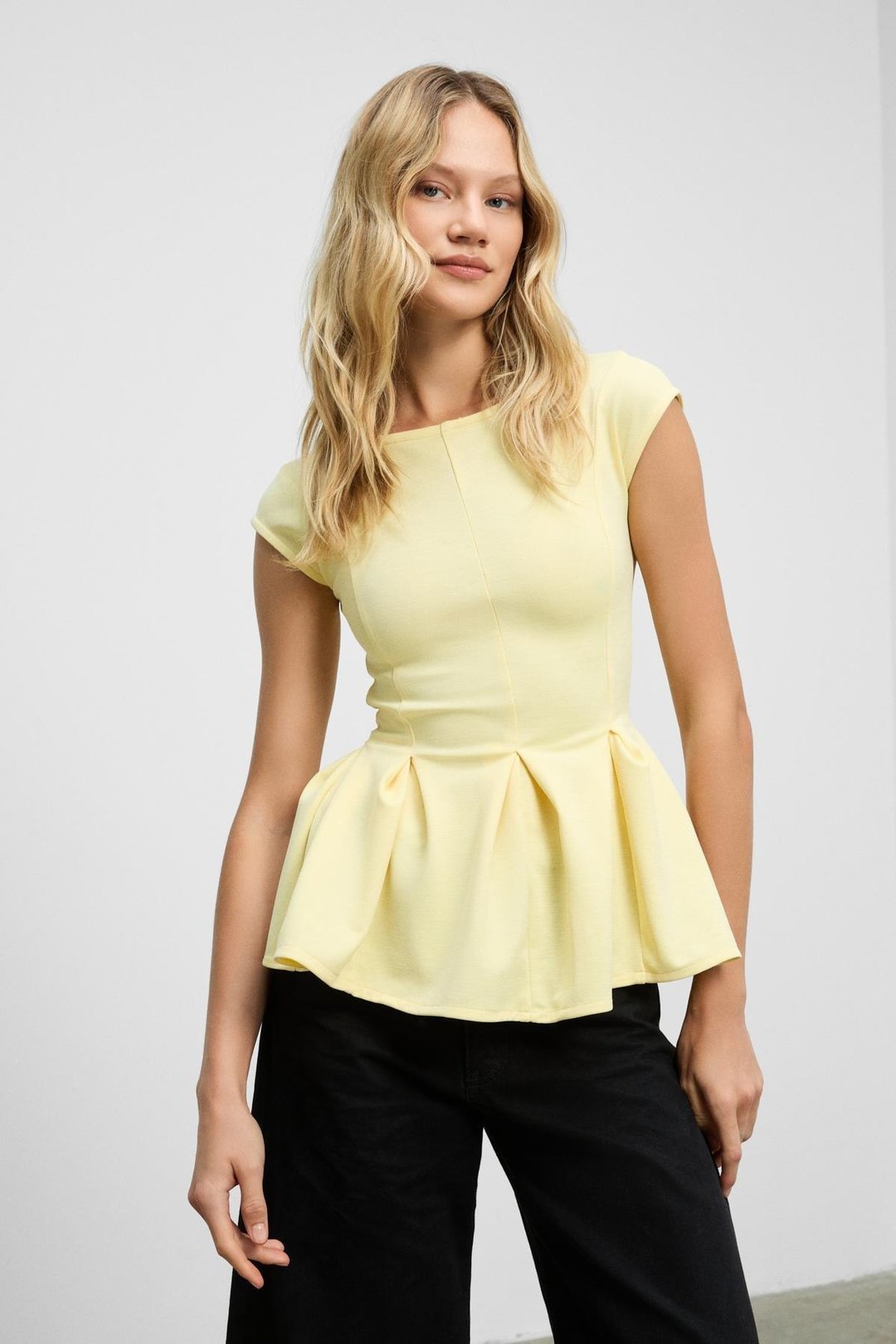 ROLLIE Kadın Bisiklet Yaka Arkada Damla Düğme Detaylı Mini Kısa Kollu Etek Ucu Pileli Peplum Sarı Bluz