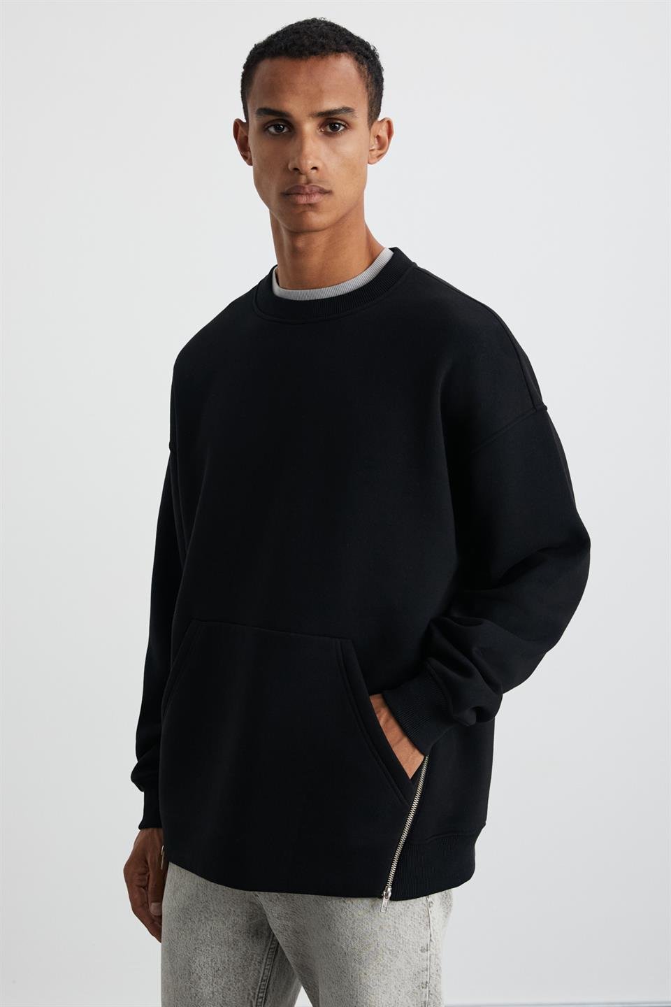 SANTIAGOS Erkek Kangruru Cepli Fermuar Detaylı Arkası Yazı Baskılı Siyah Sweatshirt