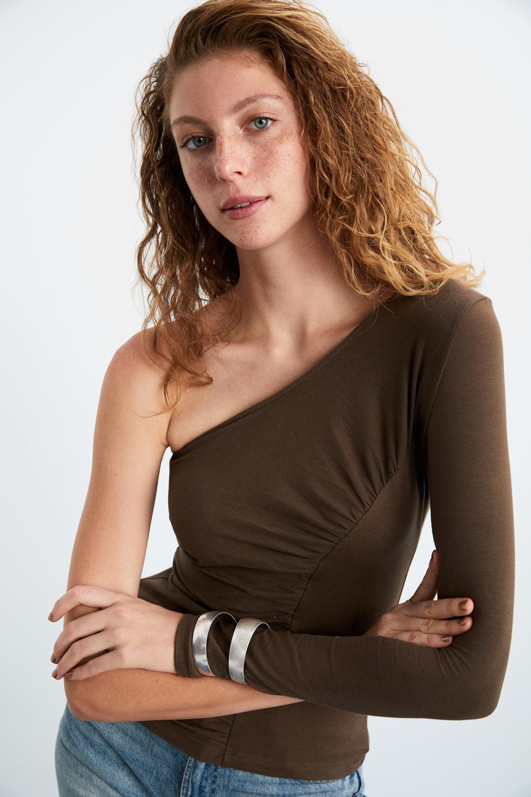 VIYOL Kadın Organik Pamuklu Likralı Tek Kollu Büzgülü Kahverengi Bluz