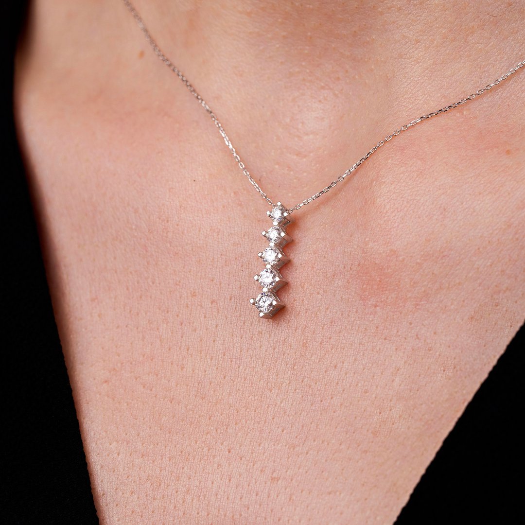 0.87 Karat Mozanit Süzme Beştaş Gümüş Kolye