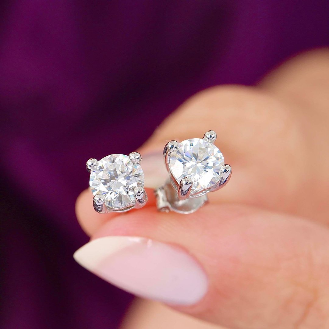 1.00  Karat Mozanit Işıltılı Dokunuş Gümüş Küpe