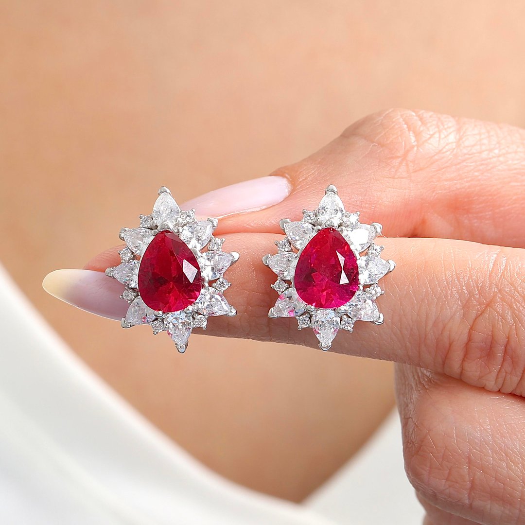 Effective Diamond Londra Tutkusu Sentetik Yakut Taşlı Gümüş Küpe