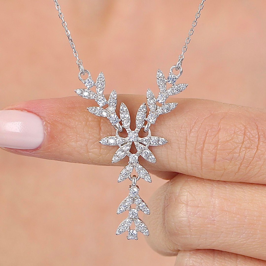 Pırlanta Montür Zarafet Işıltısı Gümüş Kolye