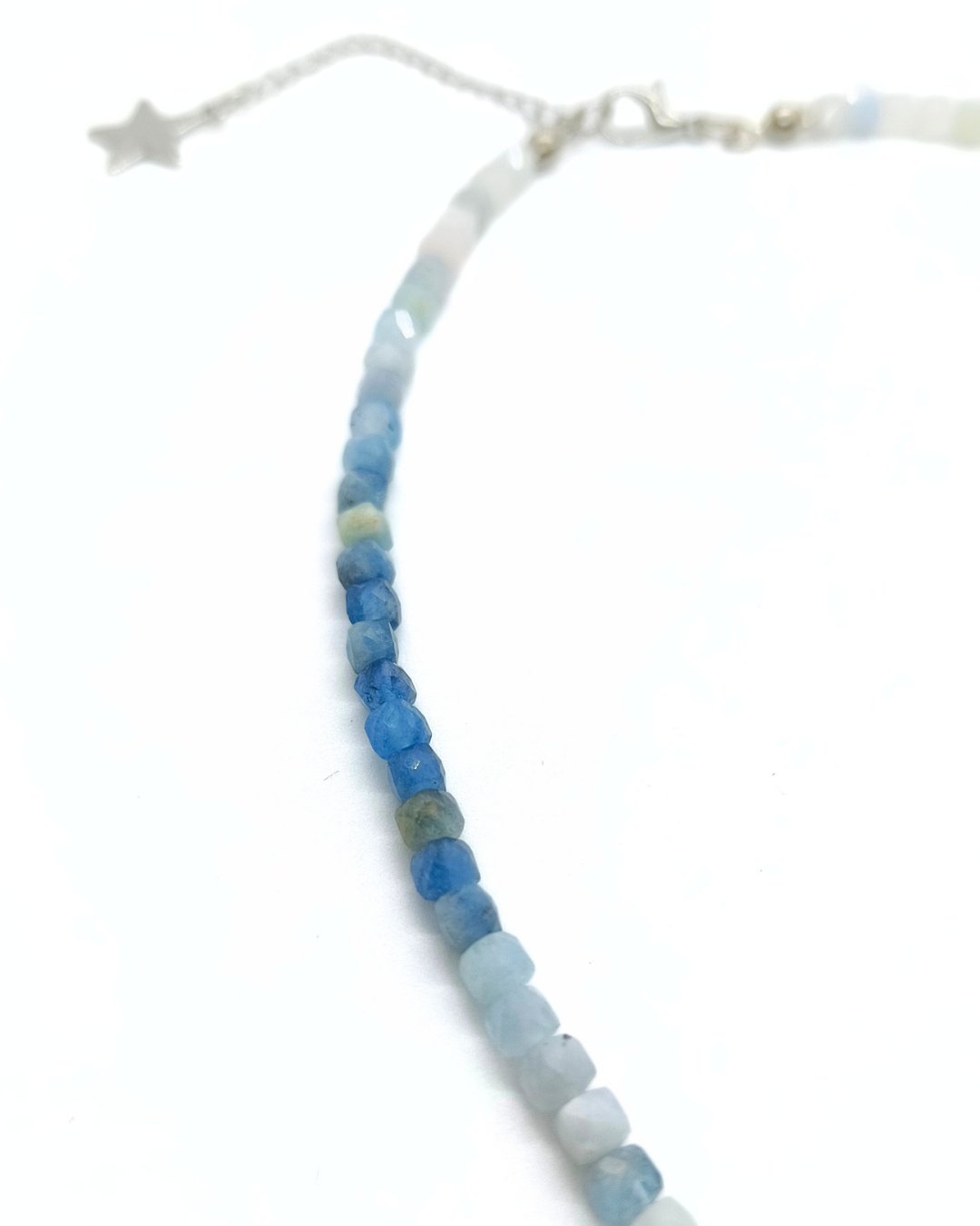 Akuamarin Kolye - Kendini İfade Et, Sakinleş, İlhamın Yükselsin - 4 mm Küp