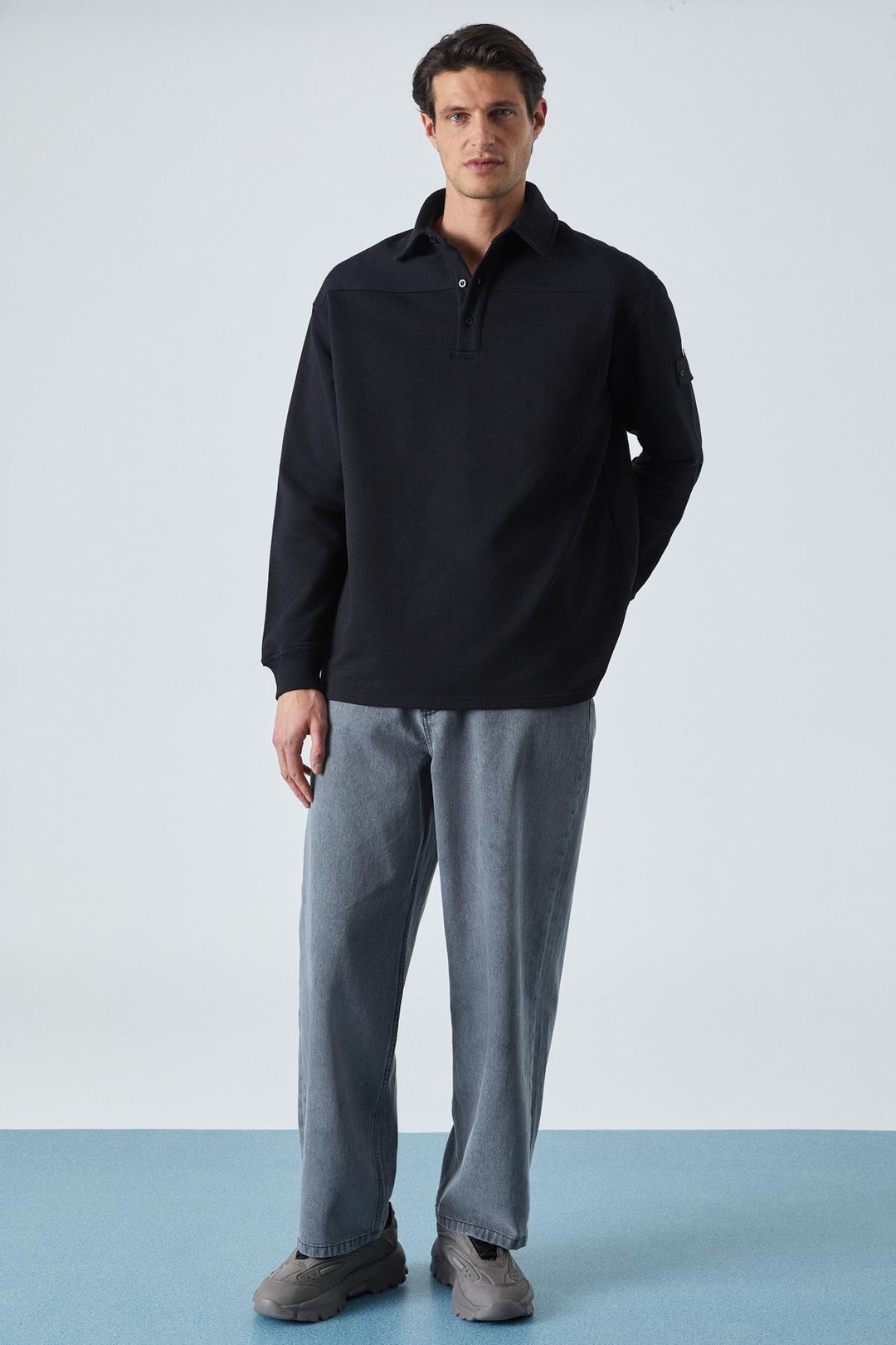 AATROX Erkek Polo Yakalı Patlı Düğmeli Uzun Kol Regular Fit Nakış Detaylı Siyah Sweatshirt